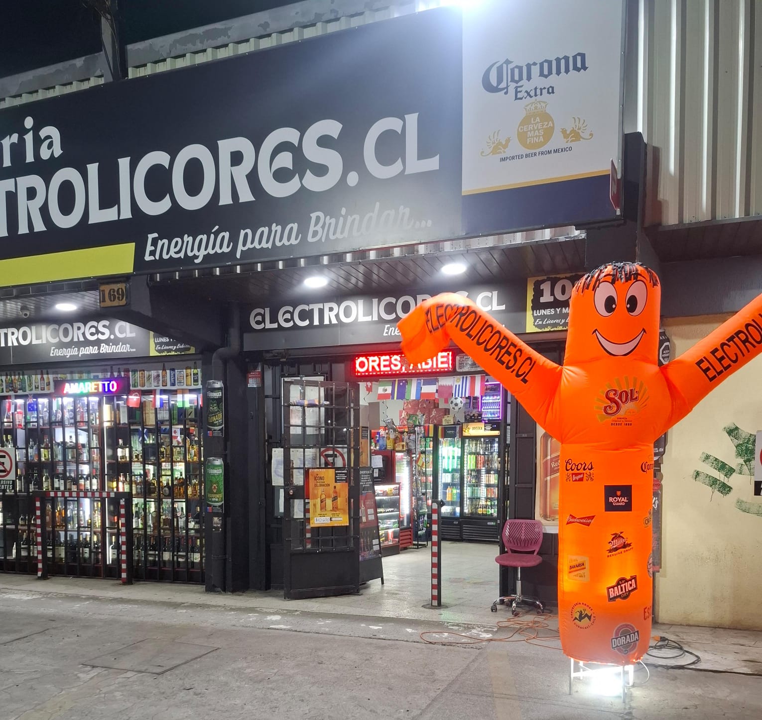 Air Dancer naranja en local Electrolicores nocturno